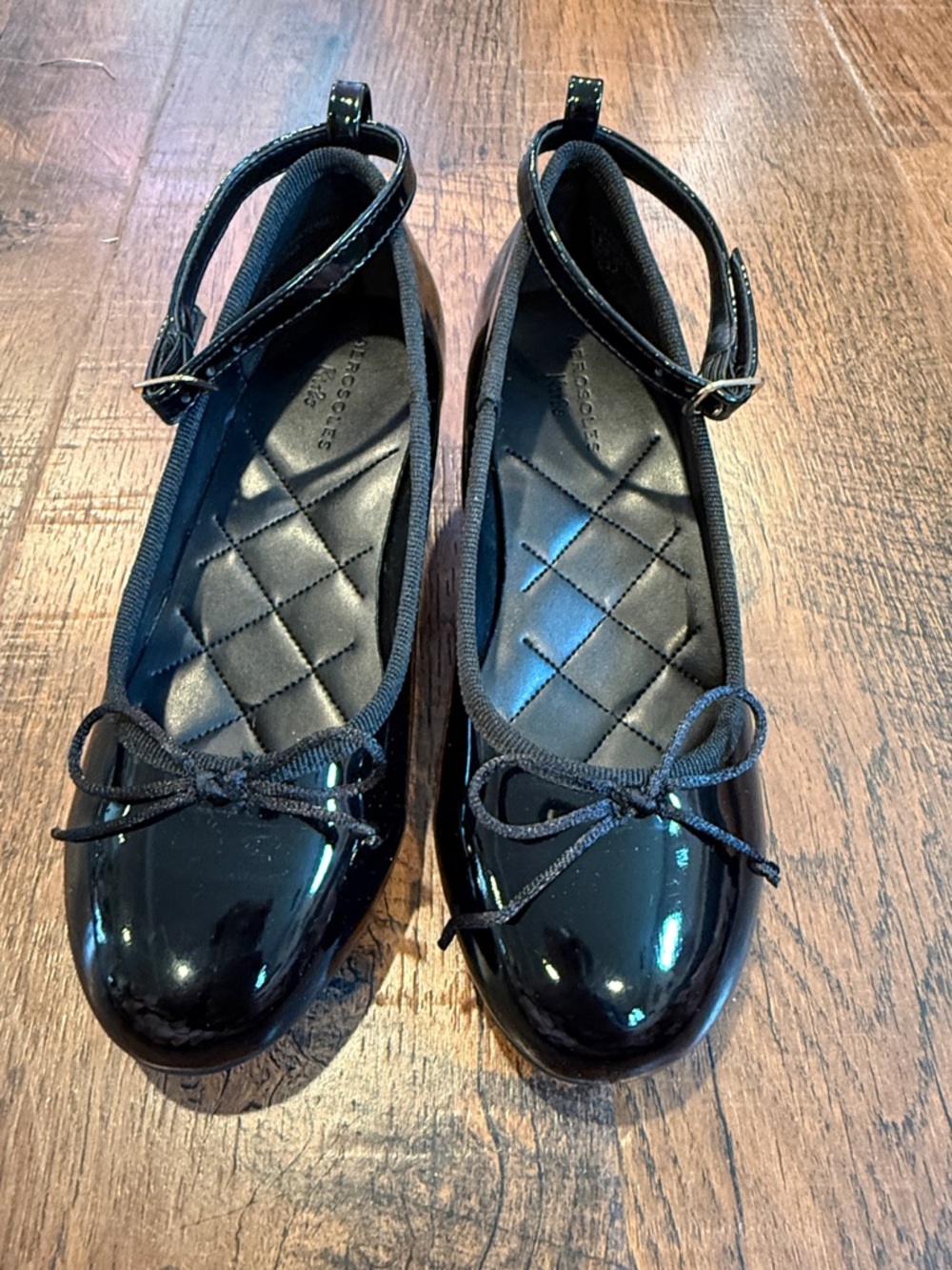 Girls Aerosoles patent leather dress shoes with bow & ankle strap